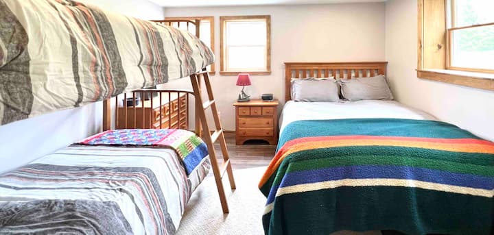 Пониско ниво
спалната соба бр. 2 има брачен кревет (широк 150-179 см) и брачен кревет (широк 180-179 см) над двокреветни кревети. 