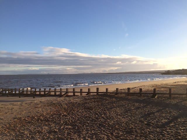 Charming family house 2 minutes walk to beach. gallery image 4