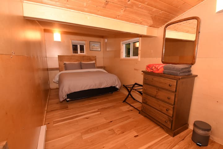 Sovrummet på övervåningen.
Vänligen observera bjälken i taket.