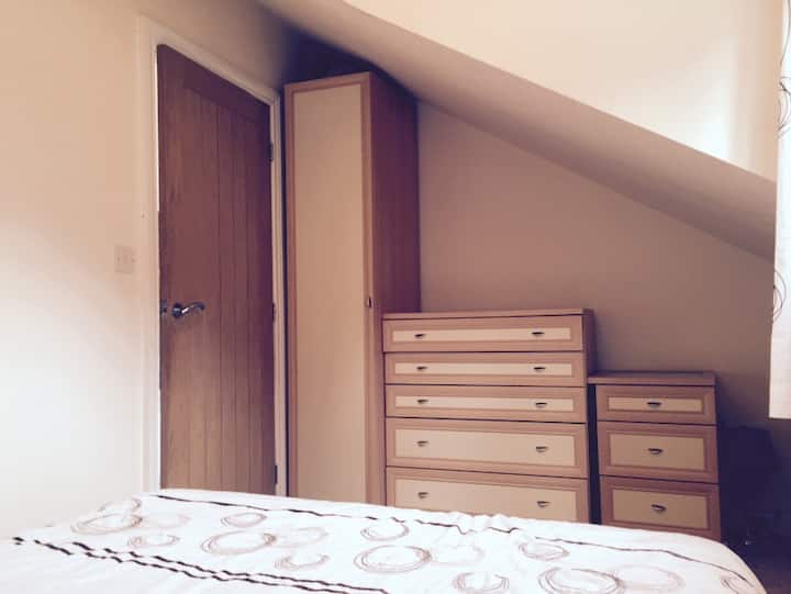 Საძინებელი - გარდერობი და ტანსაცმლის უამრავი უჯრა.
