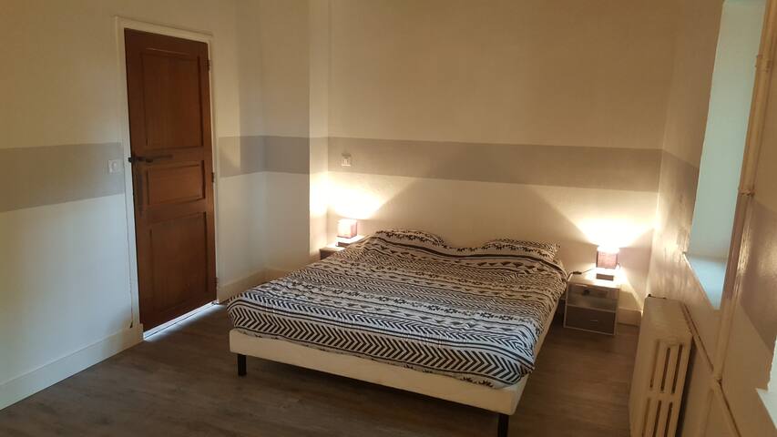 Chambre avec salle d’eau privée et TV avec Netflix