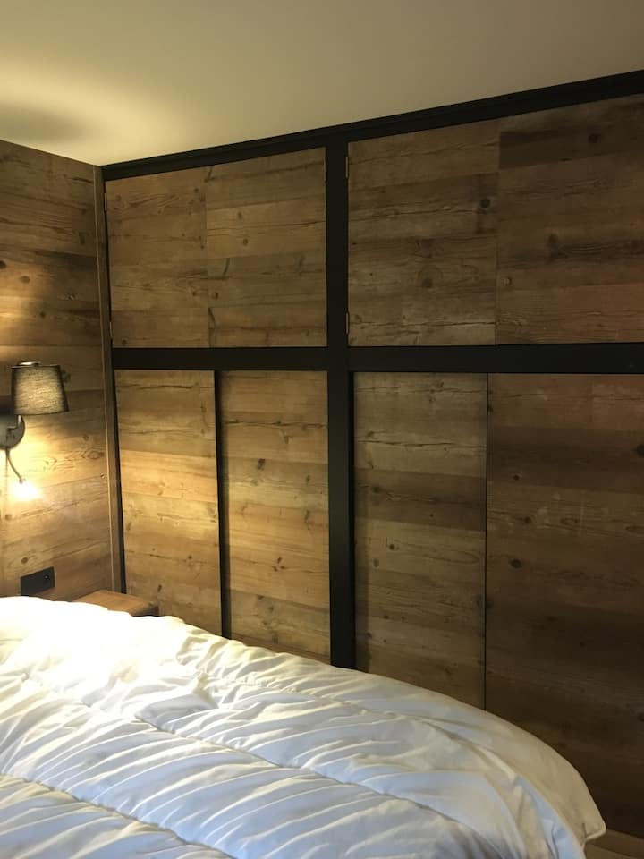 Veliki ormarići i prostor za odlaganje ispod kreveta u glavnoj spavaćoj sobi