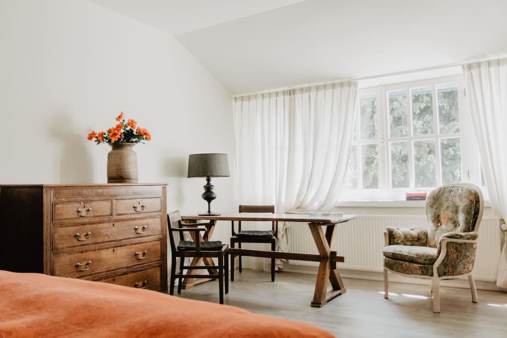 Zithoek slaapkamer met 1x 2-persoonsbed