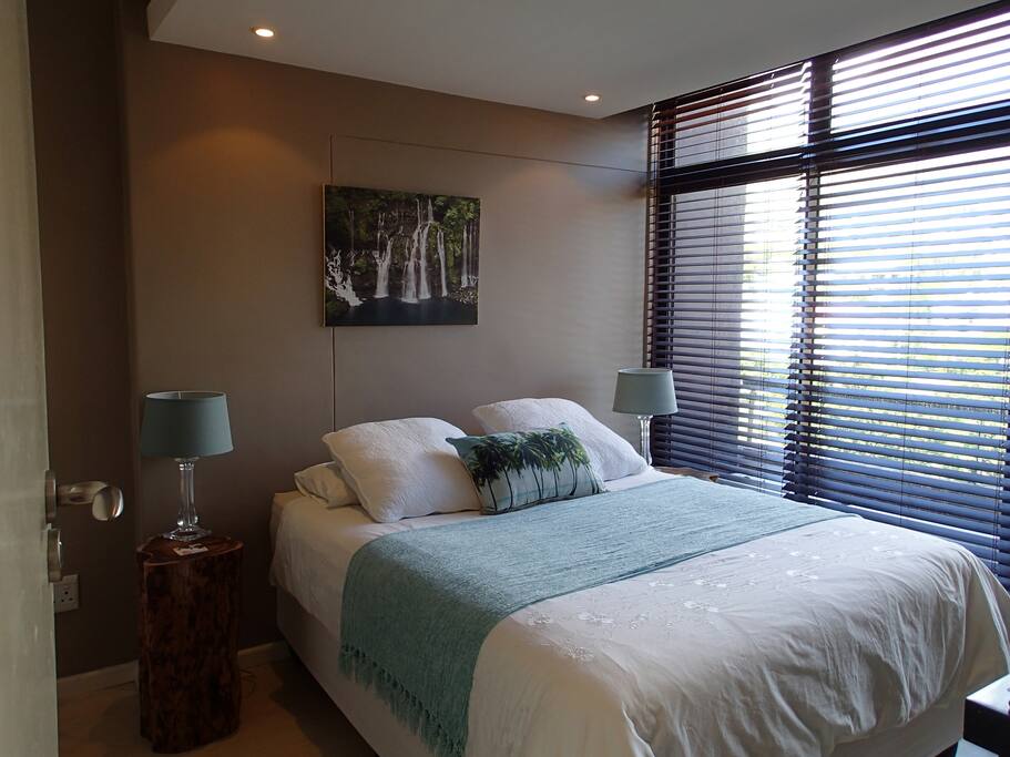 Bedroom with queen bed