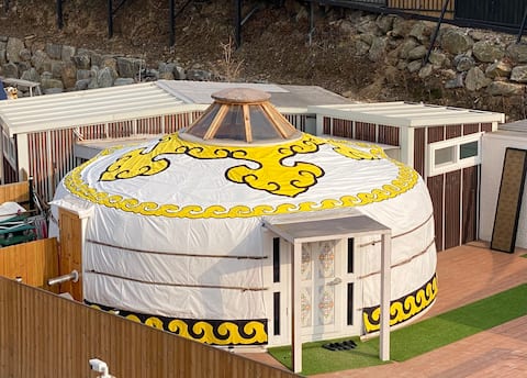 Montgolfier 'Dream of the Grasslands' Dogs allowed. Free barbecue, spa, and sauna.