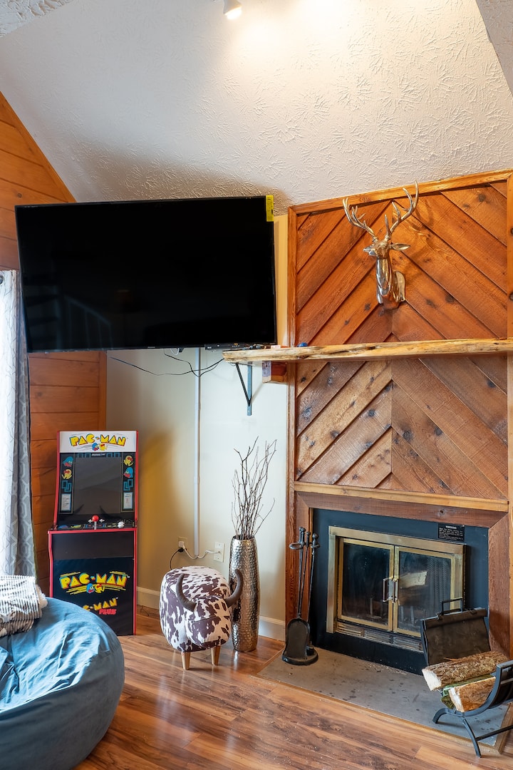 ทีวีขนาด 65 นิ้วดังนั้นคุณจะไม่พลาดทีมโปรดของคุณในขณะที่คุณพักผ่อนใน Smokies! ทีวีจอแบนใหม่ล่าสุดทั่วคอนโดพร้อมความสามารถของ Netflix และ Hulu 