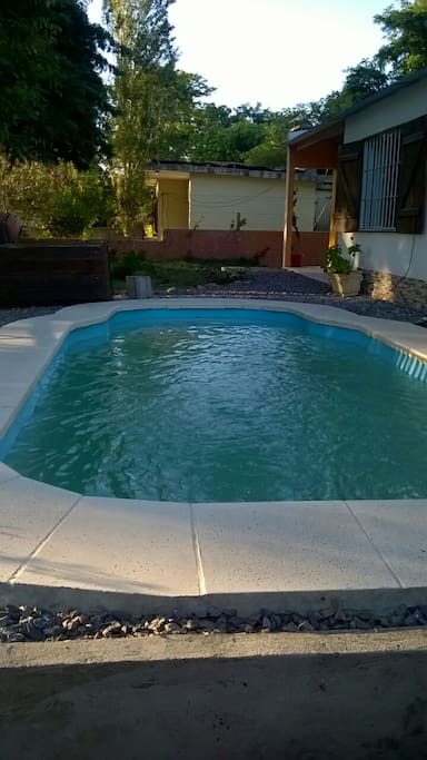 Piscina exterior, con dimensiones de 3x6x1,4 metros, cuenta con vereda exterior y confortable hamaca