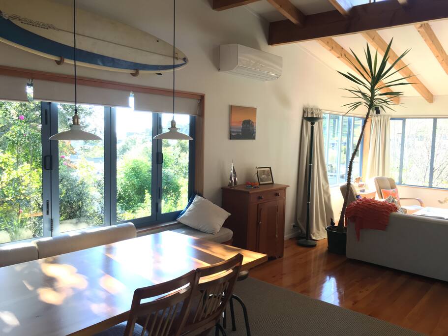 Open & airy living/dining