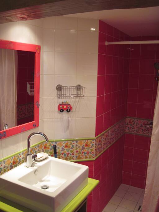 Salle de bain privative avec douche à l'italienne, lavabo et toilettes