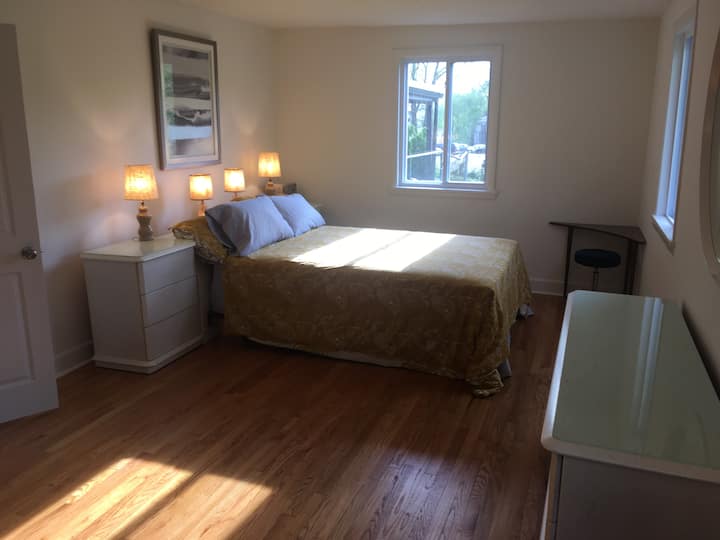 Chambre principale au premier étage avec lit 160