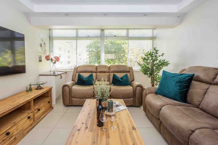 A-Wave from it All! 2 Bed Sea Point • 6PV