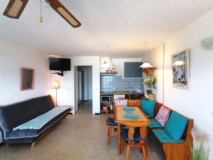 трапезария и разтегателен диван за 2 - ма души 