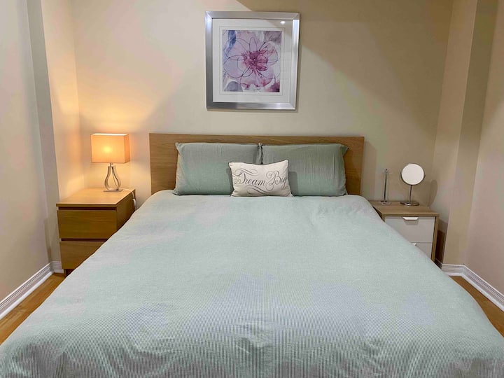 Útulná a tichá spálňa s manželskou posteľou