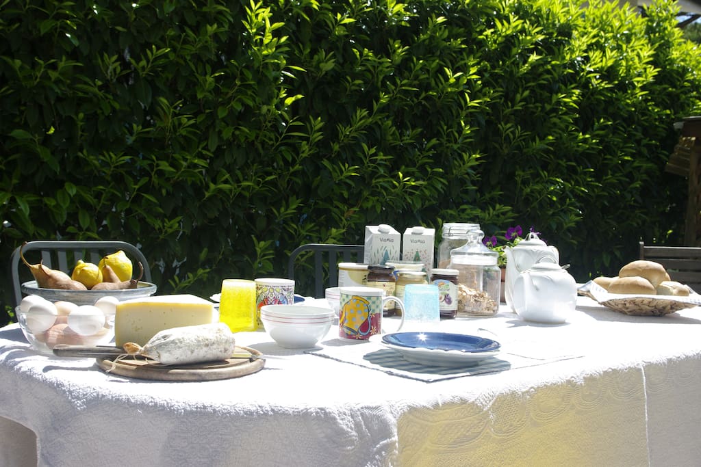 super colazione con prodotti locali e genuini