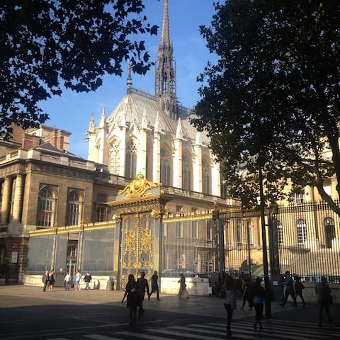 Top Airbnb: The Marais, Pompidou Centre, St. Chapelle in Paris 4e Arrondissement