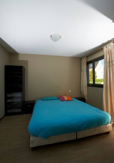 La chambre principale et son lit de 180cm