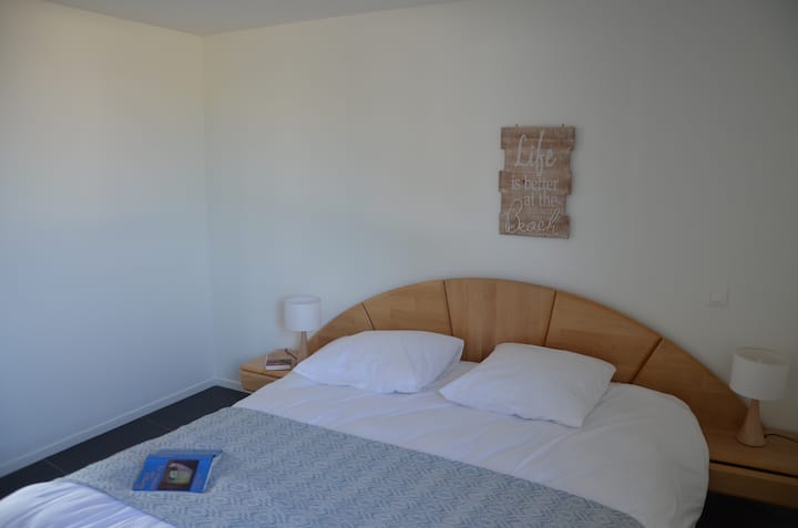 ห้องพักสำหรับ 2 คนที่ชั้นล่างพร้อมชัตเตอร์ไฟฟ้า