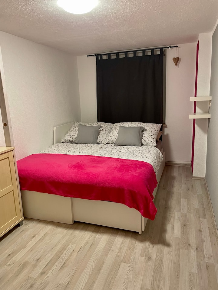 პატარა, მშვიდი საძინებელი 