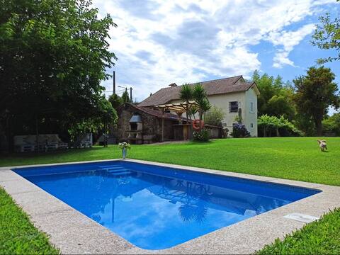 A Viña de Lina. Rural tourism with a swimming pool and estate.