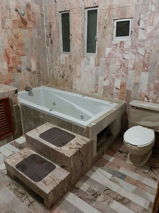 Baño elegante y muy amplio.
Nice and spacious bathroom.