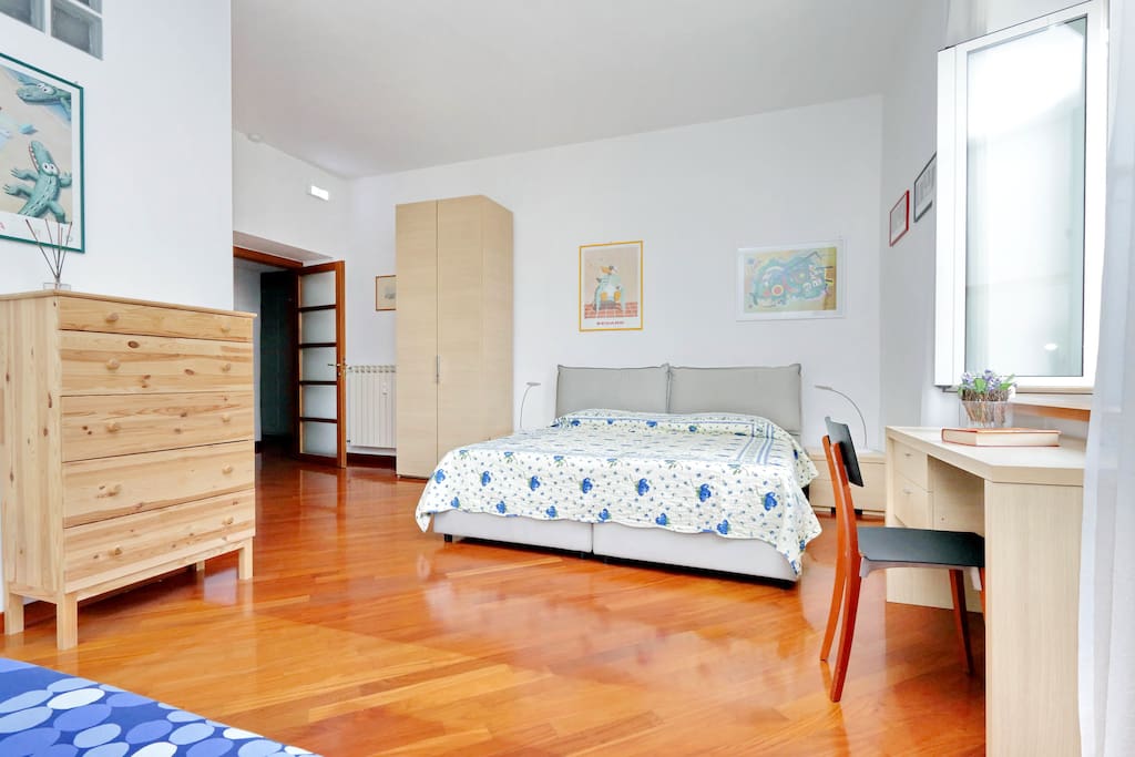 1° bedroom with 1 double bed, 1 single bed and private bathroom