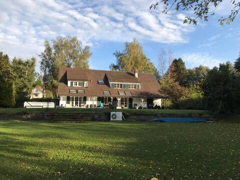 Classical villa with beautiful grounds