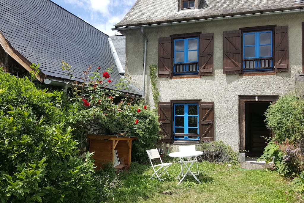 Jardin privatif devant l'entrée du gîte.