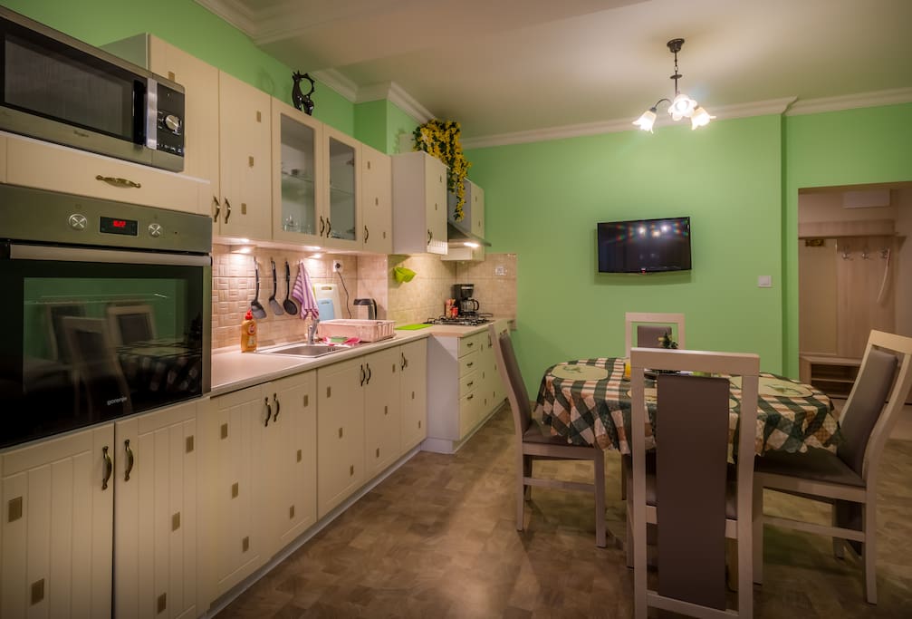 Kitchen and dining area / Кухня и обеденная зона