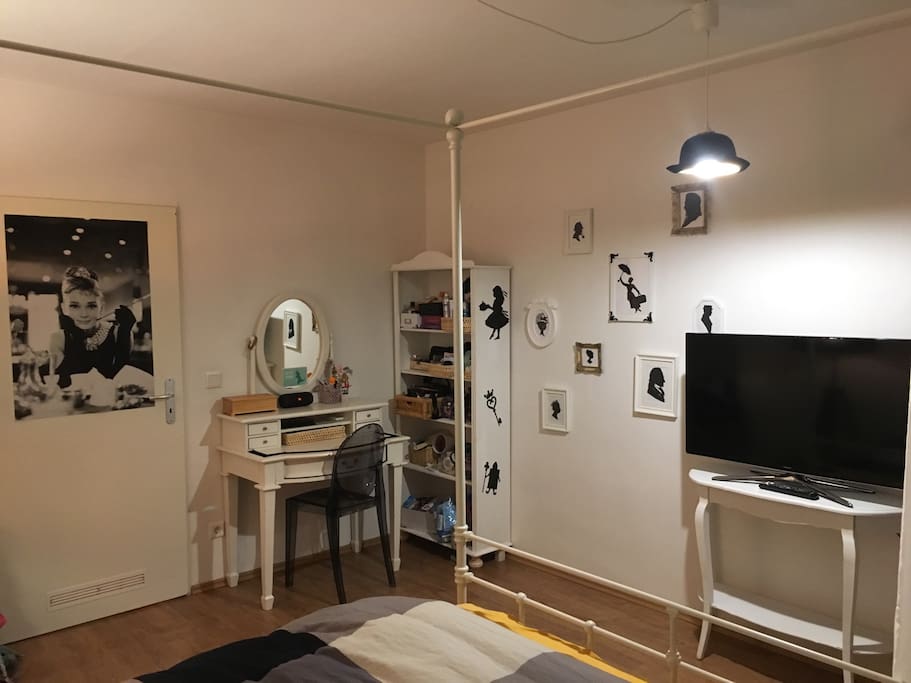 Gemütliches Schlafzimmer mit Himmelbett (1,60m)