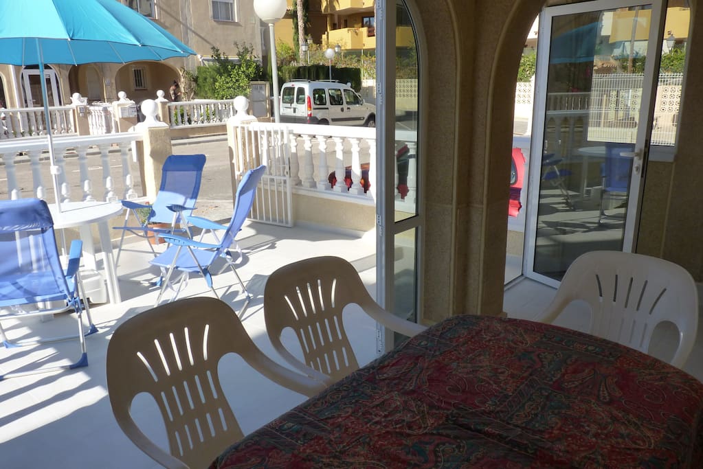 veranda (als de deuren open staan, sluit het perfect aan bij het terras voorraan)