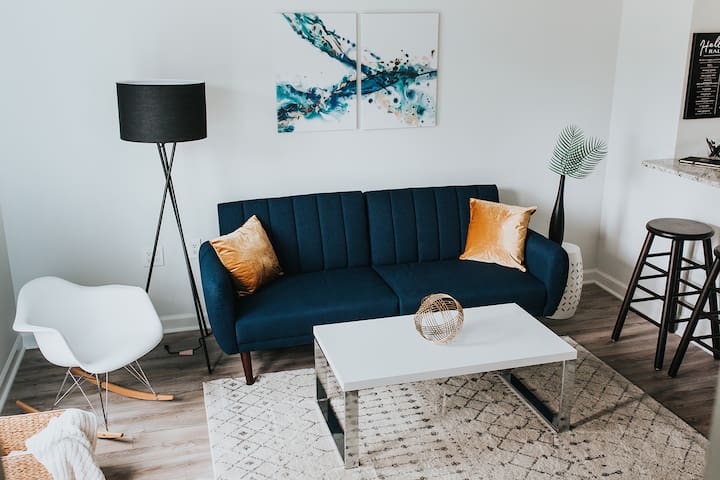 5 Minute Walk Downtown, View of Skyline from Deck