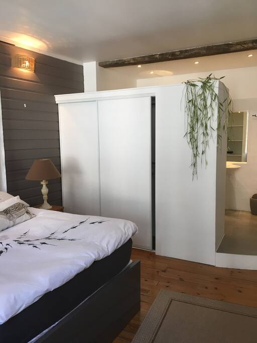 Derrière le placard se trouve une grande douche à l'italienne