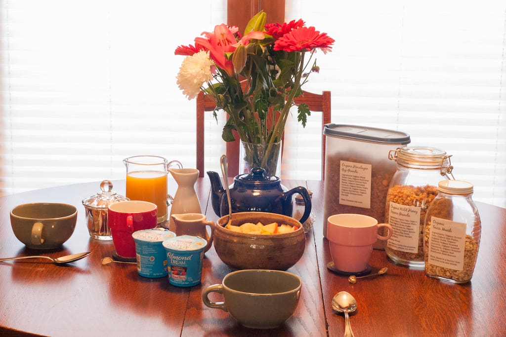 Overview (2/5): Wake up to a nice organic continental breakfast consisting of granola, muesli, fruit, non-dairy yogurt, tea, orange juice, and non-dairy milk