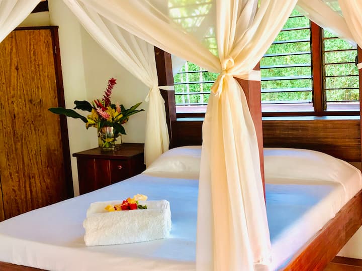 Dormitorio Flores con cama doble para dos personas.