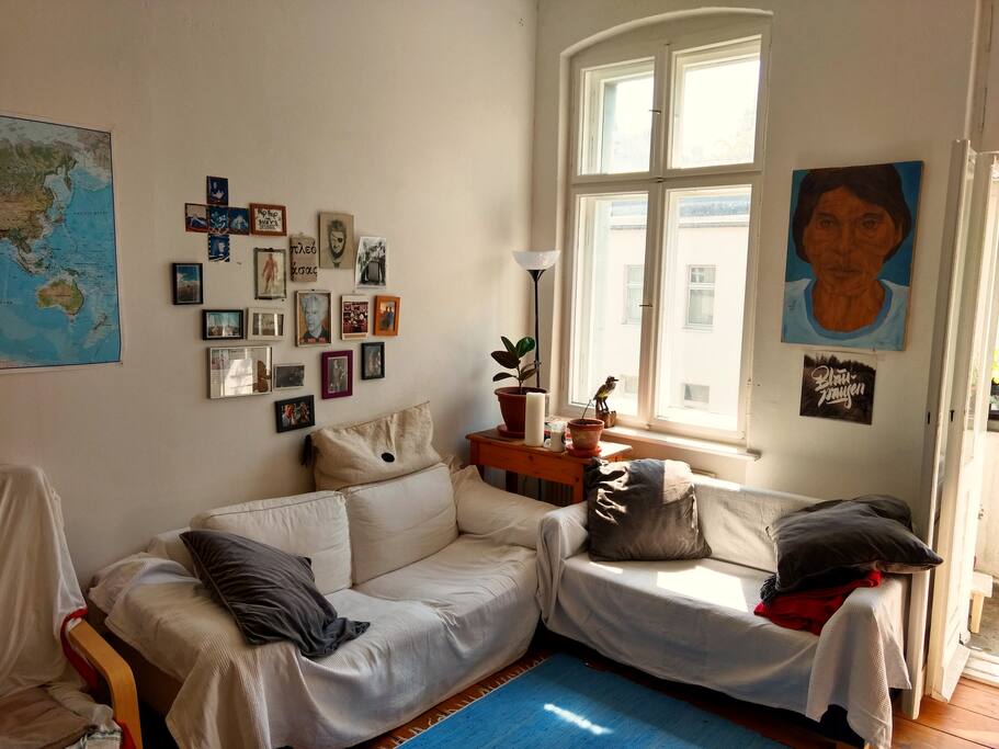 Die Couch-Ecke ist perfekt zum Entspannen, Rumhängen oder Filme gucken: Ihr könnt den großen Bidlschirm an euren Laptop anschließen! Bücher gibt es ebenfalls genug ;-)