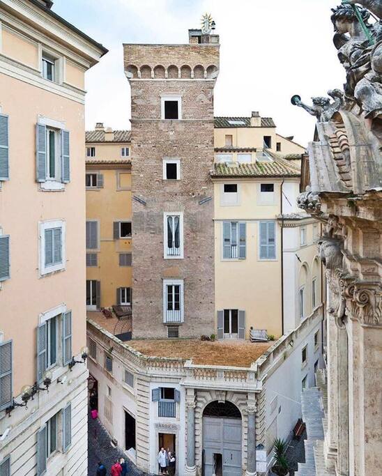 La vista frontale di Palazzo Scapucci, dove si erge la Torre della Scimmia