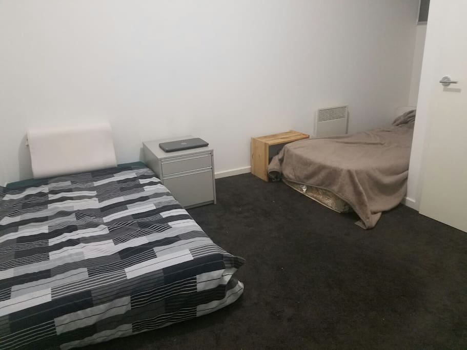 Room, twin bed set up