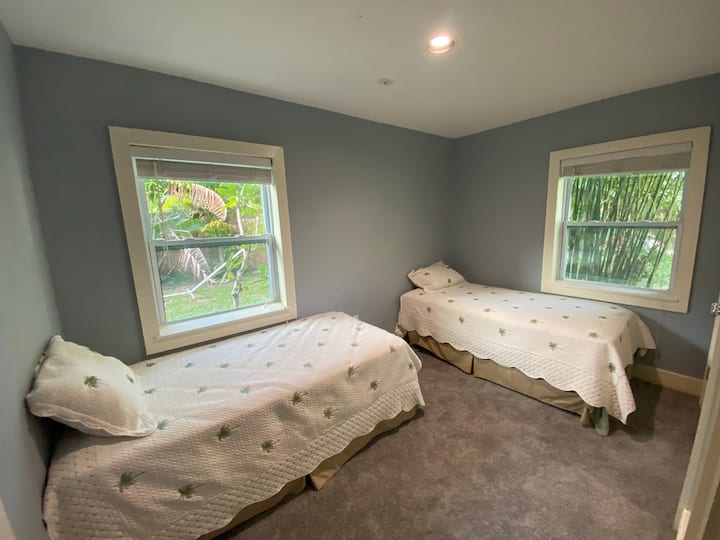 ორი ერთადგილიანი საწოლის მქონე საძინებელი