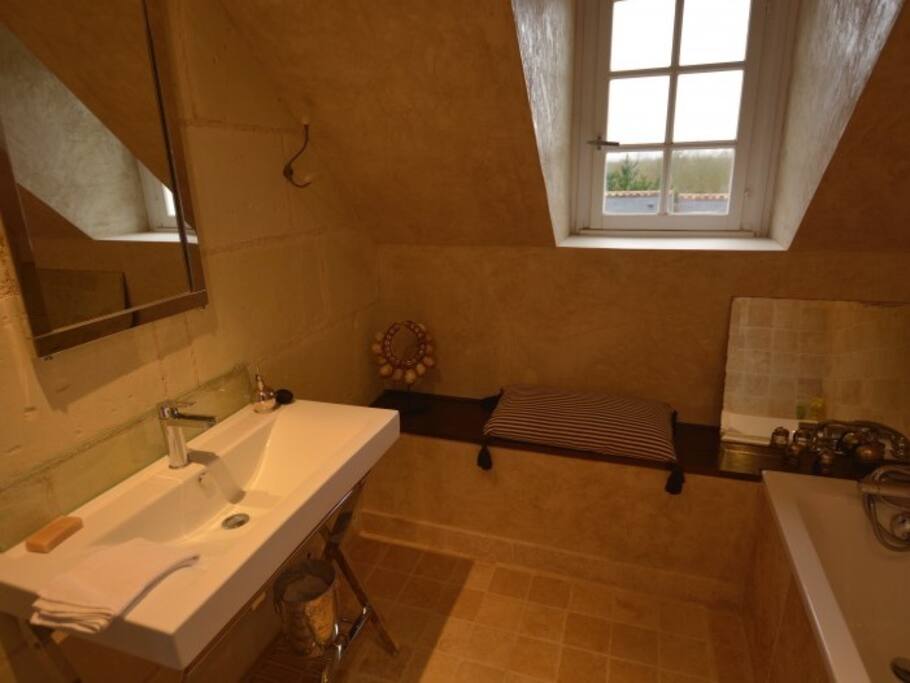 Salle de bains de la chambre "Ivresse de la Devinière"