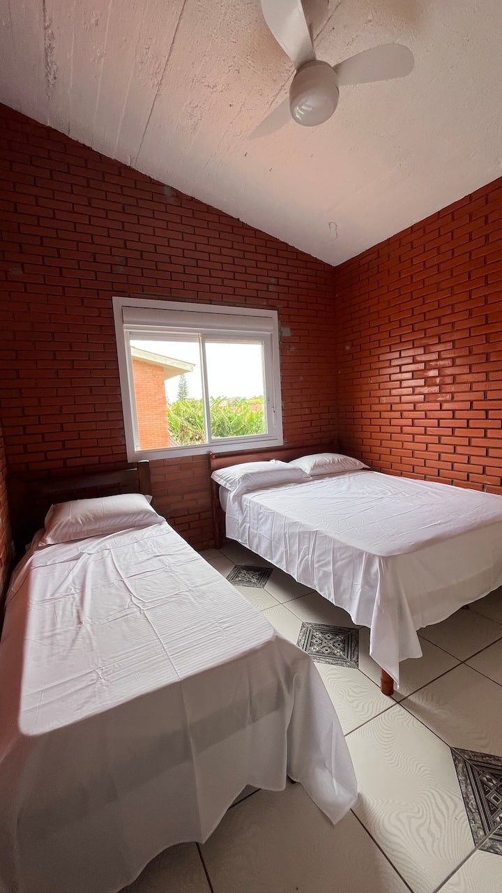 Chambre avec 
lit double. 
Ventilateur de plafond pour un lit 
Penderie conditionnée 