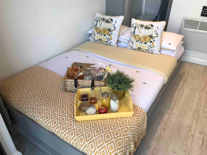 Continental breakfast available if requested. £20 extra contact host directly.