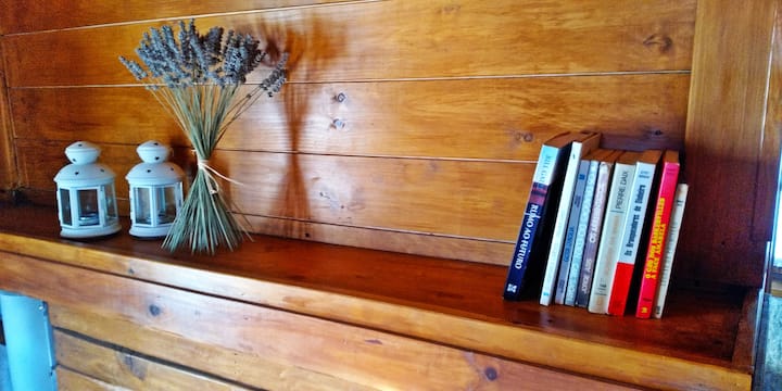 Chumba cha Kirafiki
Vitabu... ubao wa kichwa wa kitanda, daima ni rafiki mzuri.