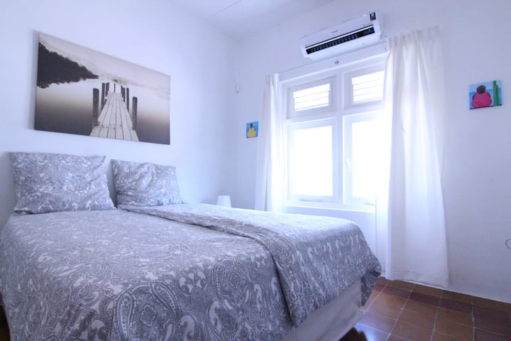 მეორე საძინებელი (3 ან 4 სტუმართან სტუმრობისას ეს ოთახიც თავისუფალია)