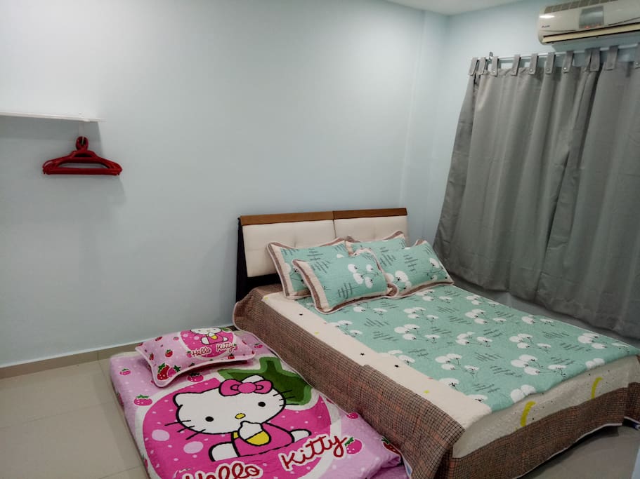 bedroom with 1 queen bed, 1 single bed, air-conditioning, hanging rack, hair dryer...