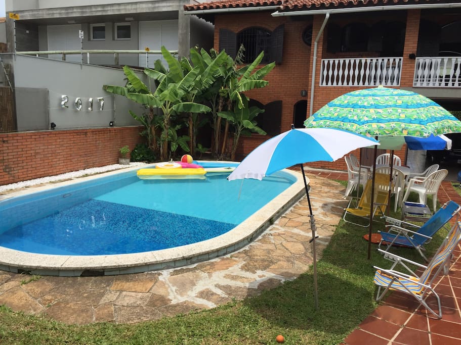 Jardim com piscina