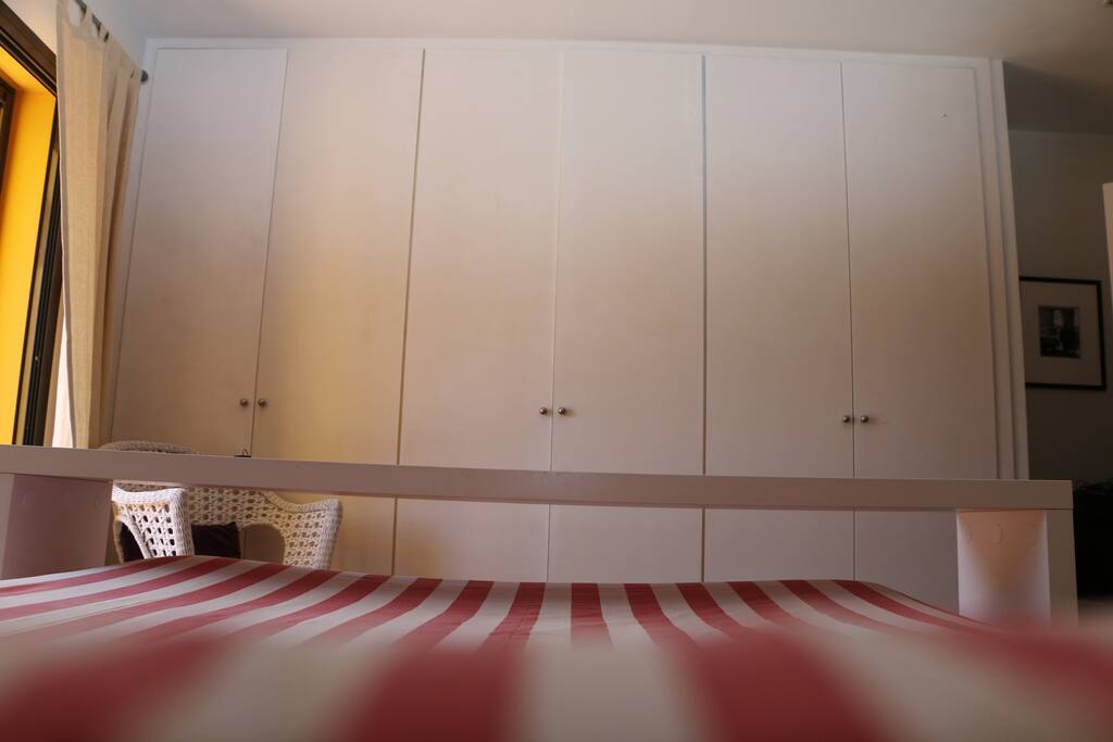 Amplios armarios en habitación principal
