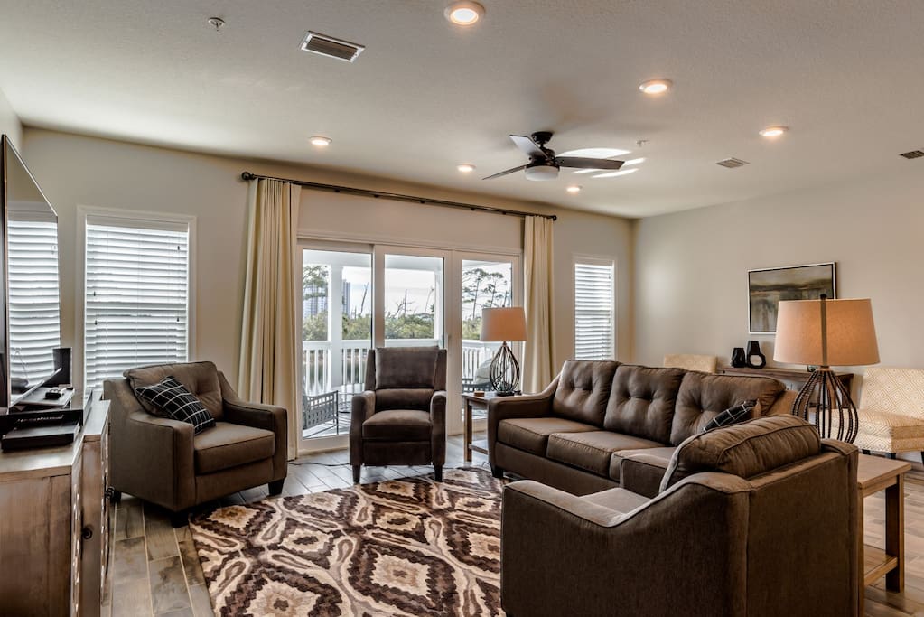 Nice Living Room with plenty of seating