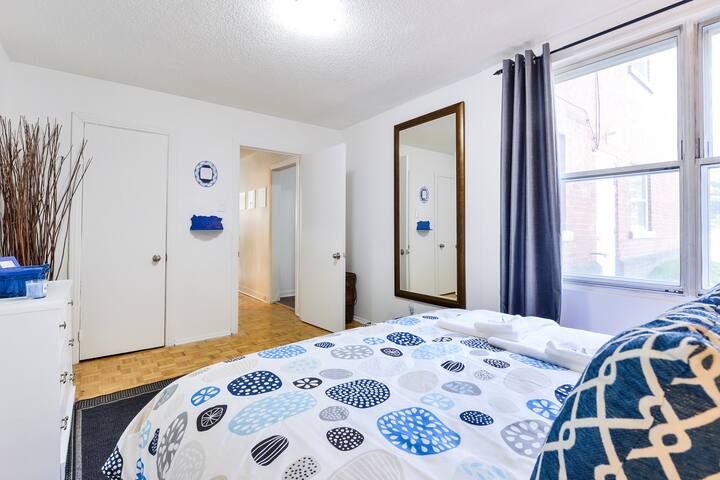 DOWNTOWN VIP MONTREAL , GOOD VALUE ,GREAT DECOR I gallery image 4