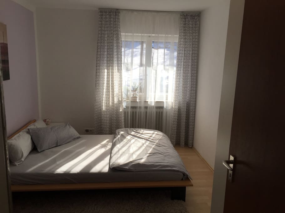 helles sonniges Zimmer mit großzügigem Bett 140 x 200