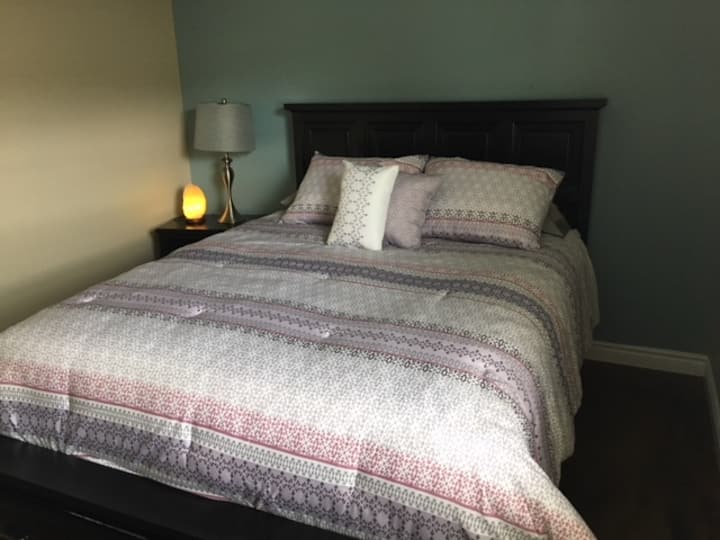 配有Stearns和Foster床垫的标准双人床……我告诉女王也使用了。